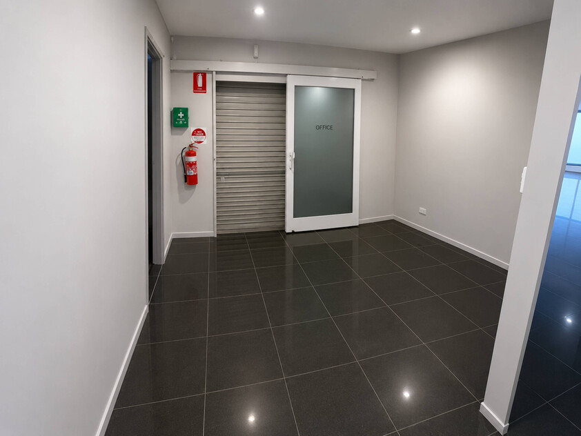Versatile Commercial Facility Office, Showroom, Workshop & Storage