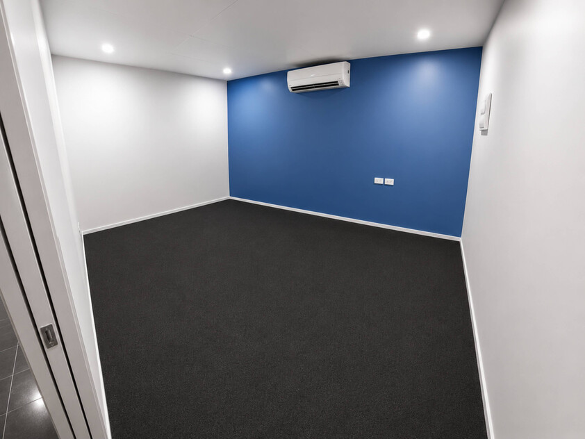 Versatile Commercial Facility Office, Showroom, Workshop & Storage