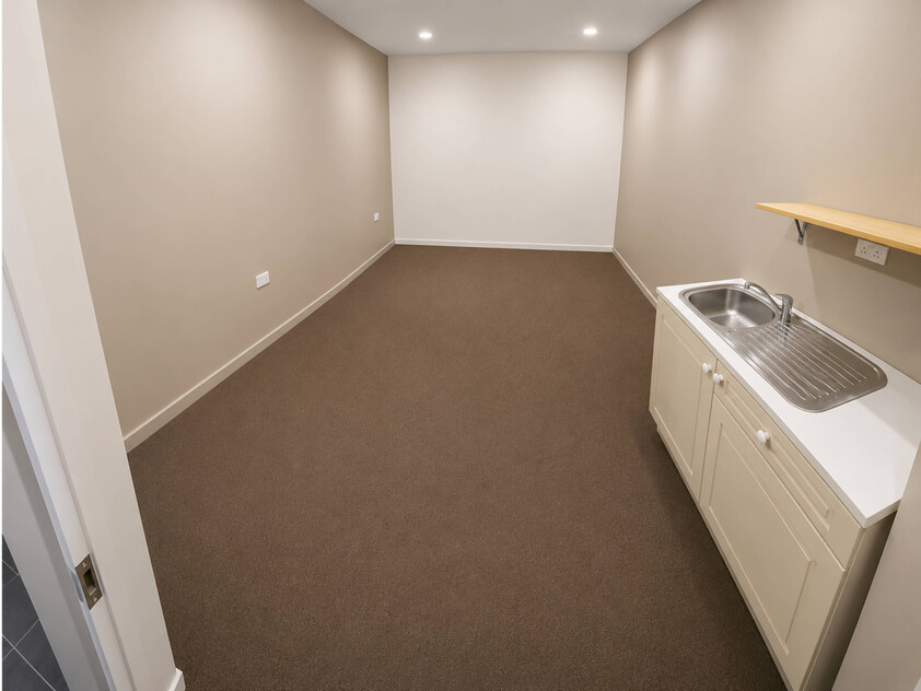 Versatile Commercial Facility Office, Showroom, Workshop & Storage