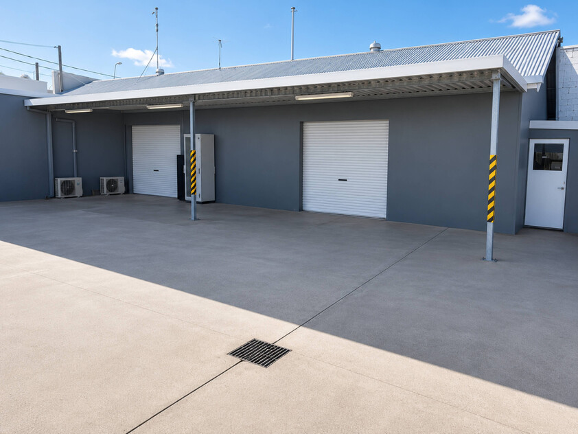 Versatile Commercial Facility Office, Showroom, Workshop & Storage