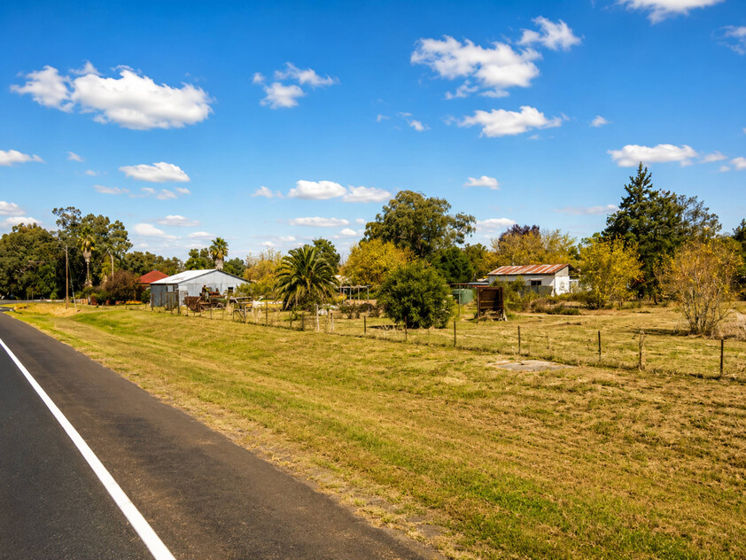 Rare Highway Frontage Opportunity Three Titles on Approx. 6,052m²