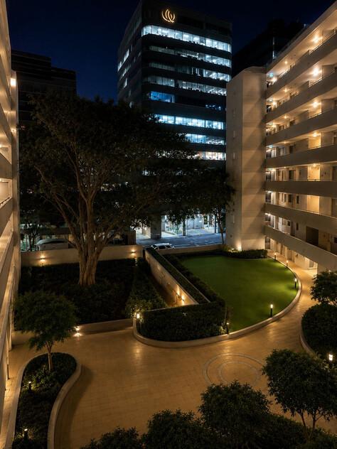 Affordable and secure 2 Beds and 2 Carpark apartment minutes walk from a lake, parks, schools and the Alfred Hospital