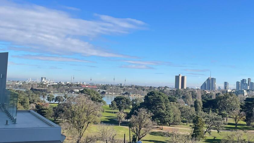 Affordable and secure 2 Beds and 2 Carpark apartment minutes walk from a lake, parks, schools and the Alfred Hospital