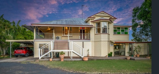 Tropical sun - Dual living on acreage - Restored Queenslander - Home Business Compliant.