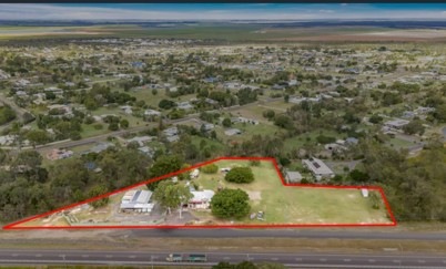 Tropical sun - Dual living on acreage - Restored Queenslander - Home Business Compliant.