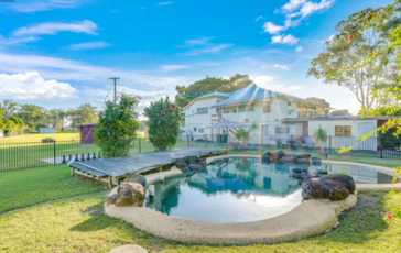 Tropical sun - Dual living on acreage - Restored Queenslander - Home Business Compliant.