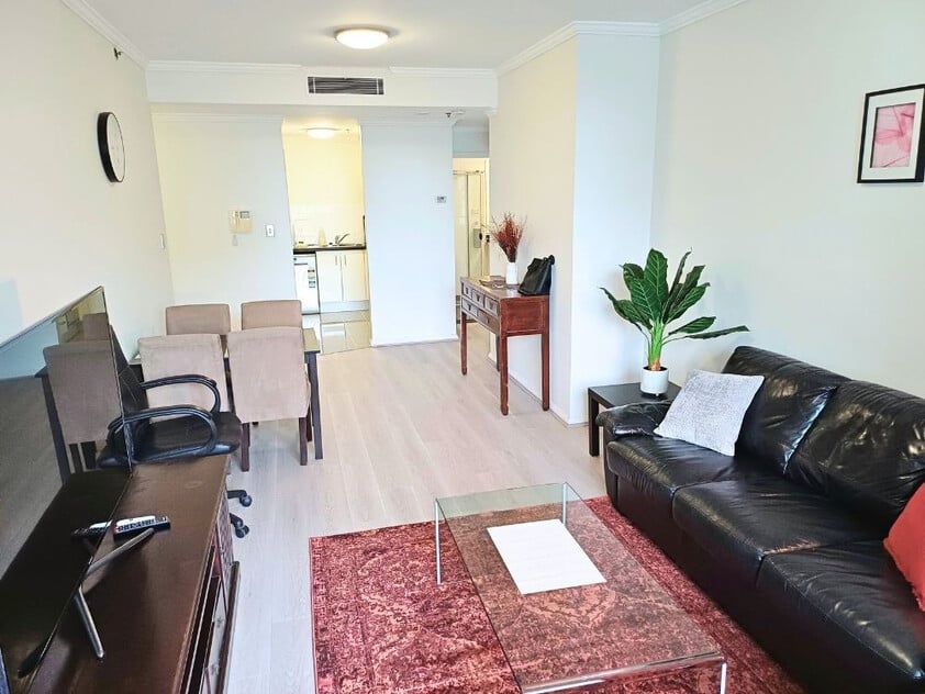 Modern 1-Bedroom Apartment with Parking in Maestri Towers Walk to Darling Harbour & Chinatown