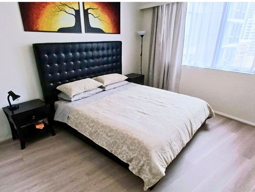 Modern 1-Bedroom Apartment with Parking in Maestri Towers Walk to Darling Harbour & Chinatown