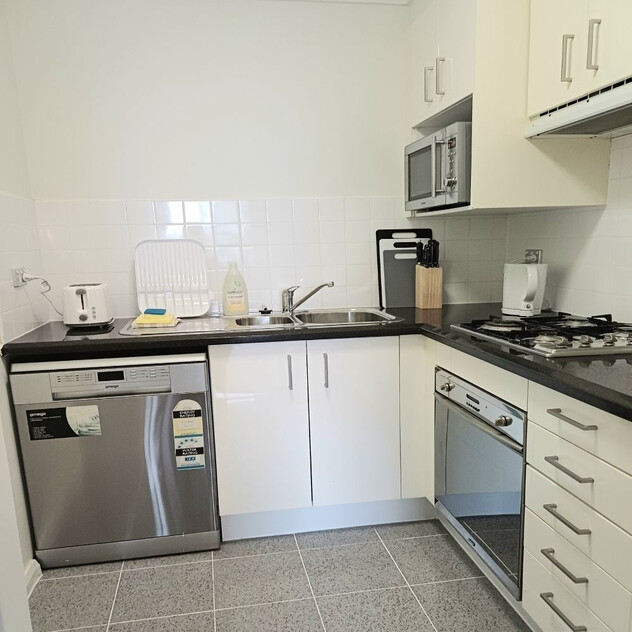 Modern 1-Bedroom Apartment with Parking in Maestri Towers Walk to Darling Harbour & Chinatown
