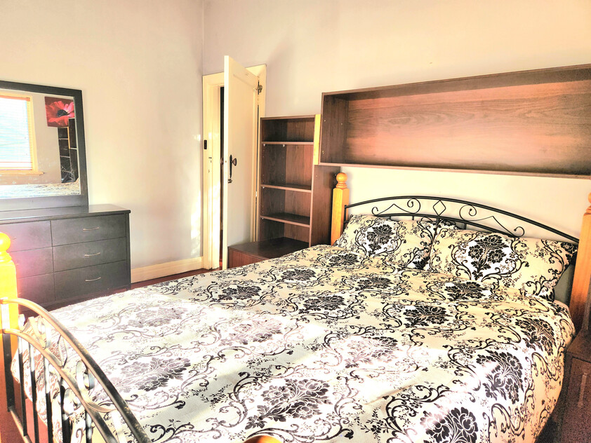 3BR Home in Caulfield South with Air-Conditioning & Private Backyard Oasis