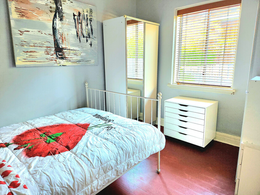 3BR Home in Caulfield South with Air-Conditioning & Private Backyard Oasis