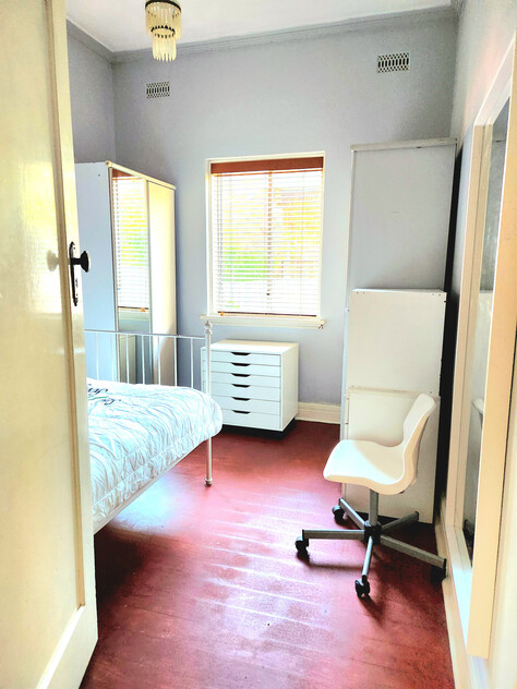 3BR Home in Caulfield South with Air-Conditioning & Private Backyard Oasis