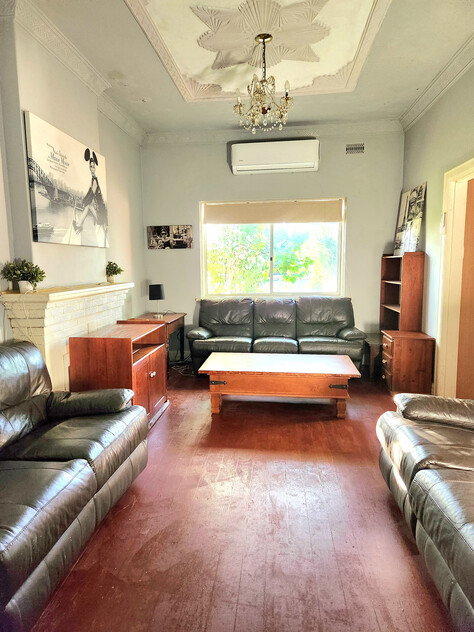 3BR Home in Caulfield South with Air-Conditioning & Private Backyard Oasis