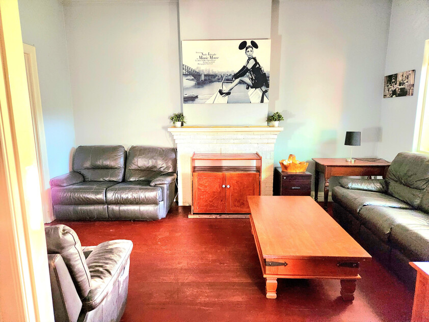 3BR Home in Caulfield South with Air-Conditioning & Private Backyard Oasis