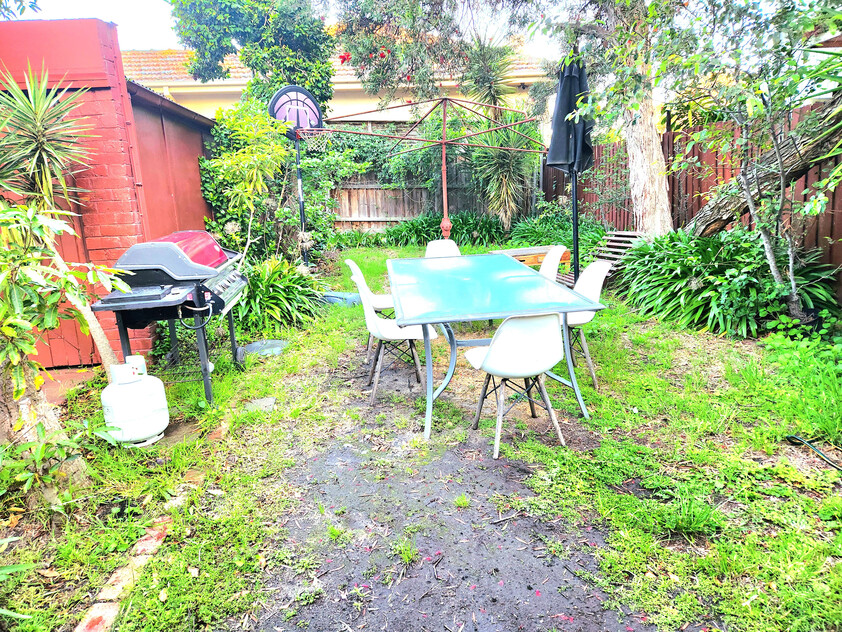 3BR Home in Caulfield South with Air-Conditioning & Private Backyard Oasis