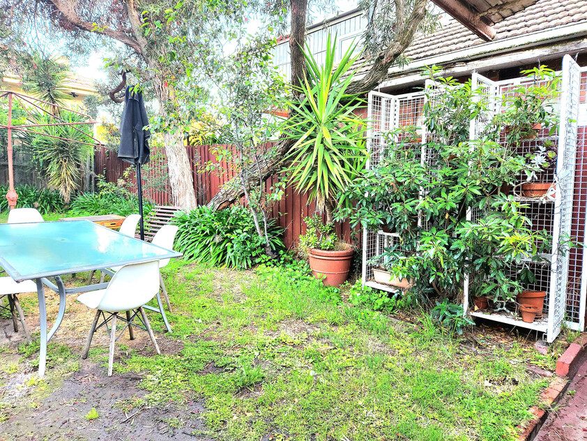 3BR Home in Caulfield South with Air-Conditioning & Private Backyard Oasis