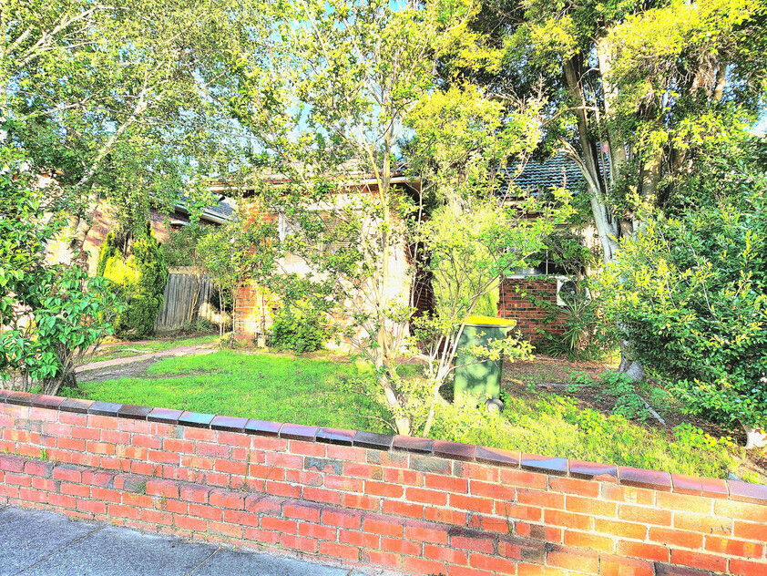 3BR Home in Caulfield South with Air-Conditioning & Private Backyard Oasis