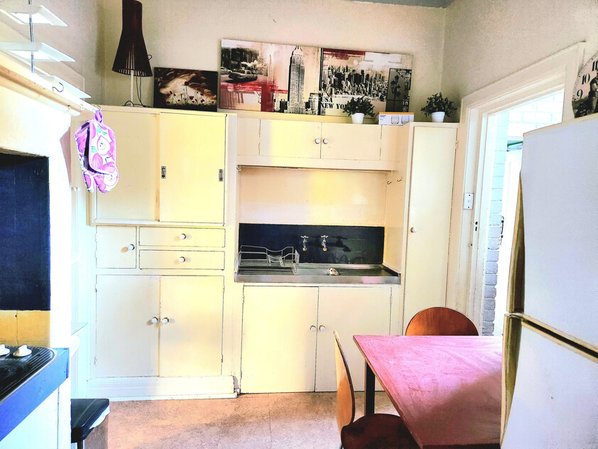 3BR Home in Caulfield South with Air-Conditioning & Private Backyard Oasis