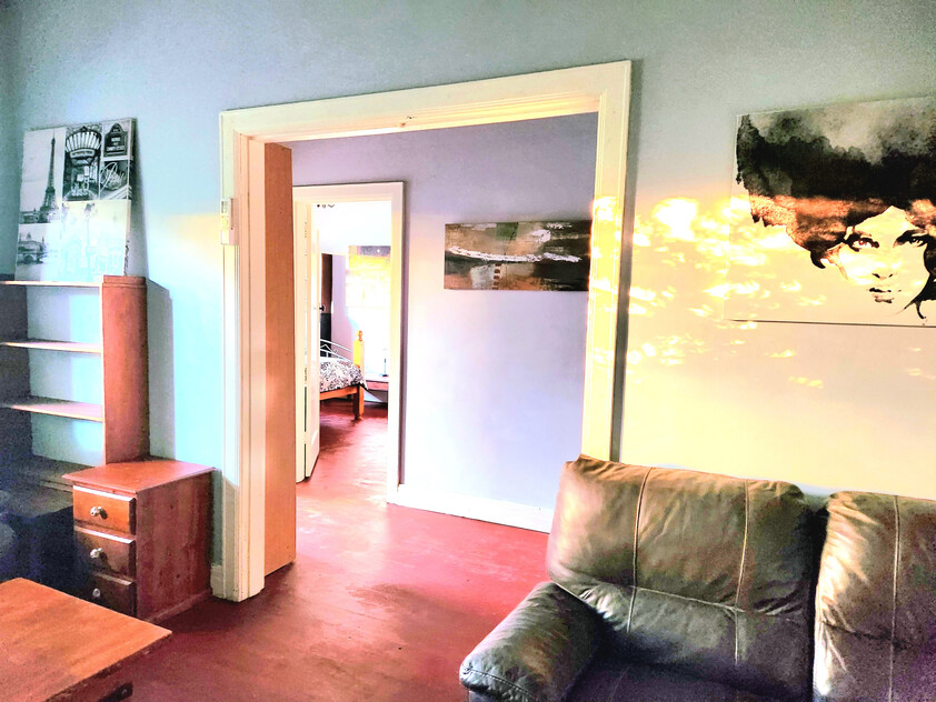 3BR Home in Caulfield South with Air-Conditioning & Private Backyard Oasis