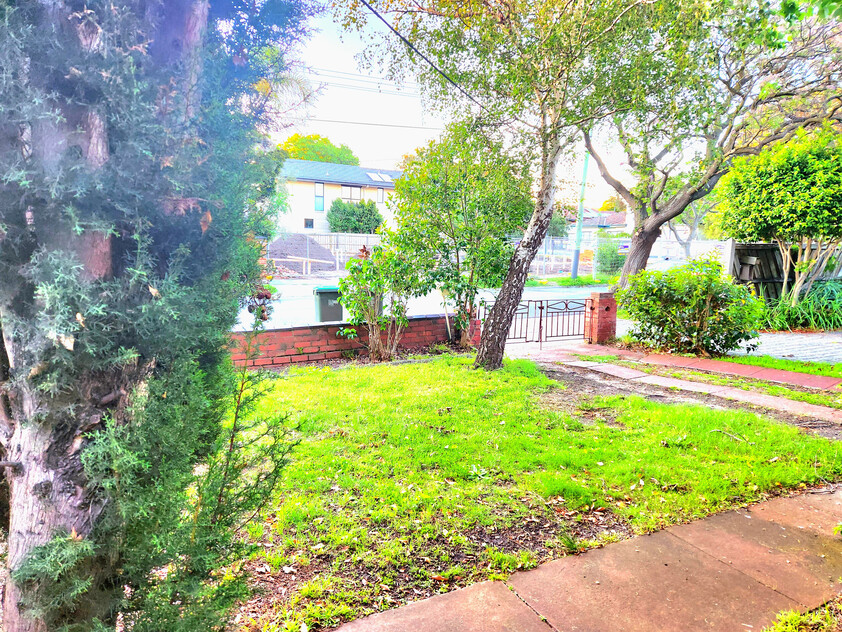 3BR Home in Caulfield South with Air-Conditioning & Private Backyard Oasis