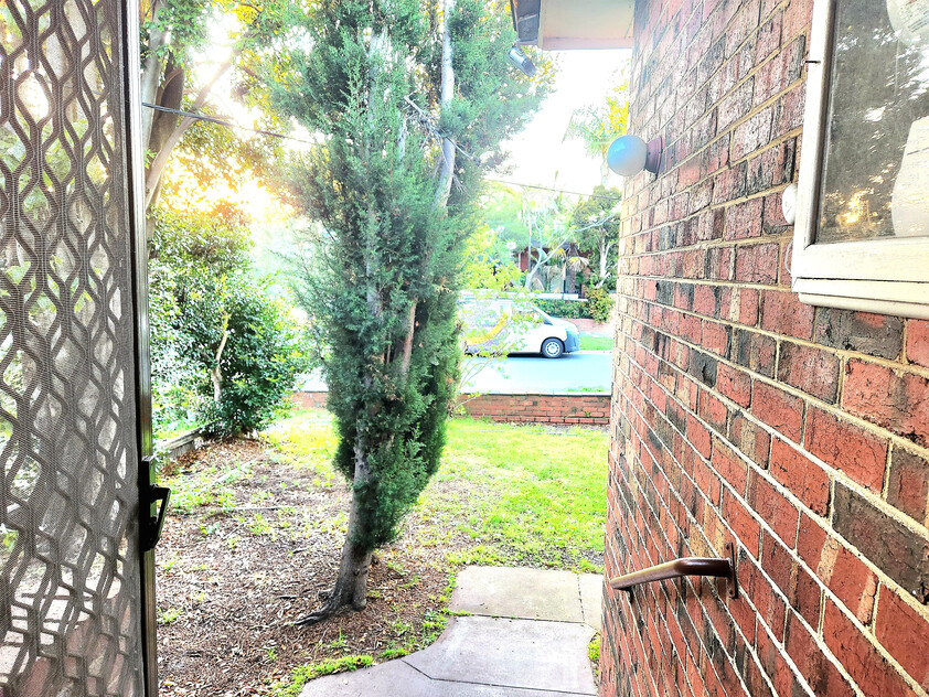 3BR Home in Caulfield South with Air-Conditioning & Private Backyard Oasis