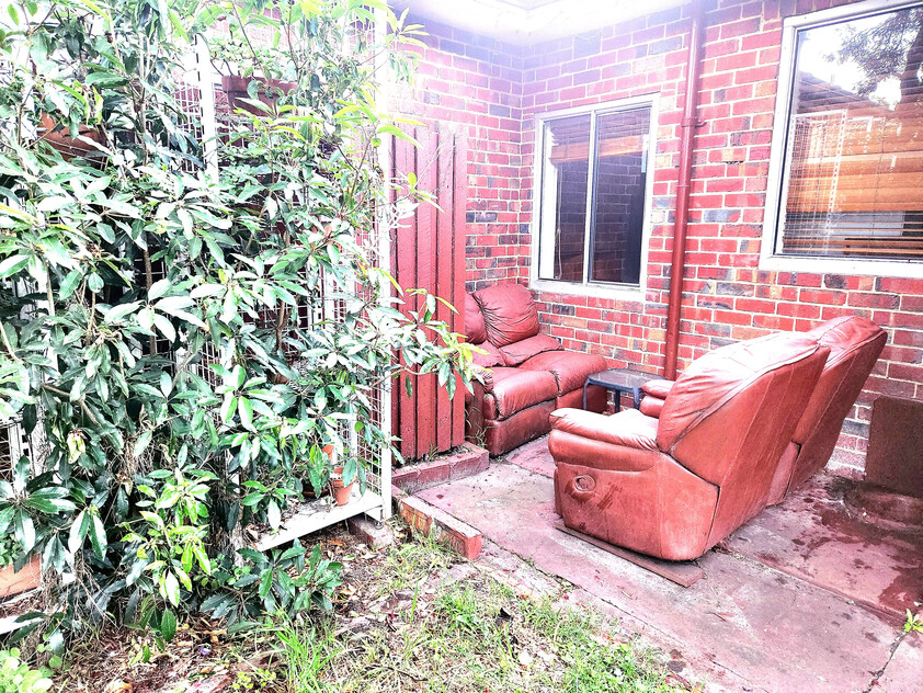 3BR Home in Caulfield South with Air-Conditioning & Private Backyard Oasis