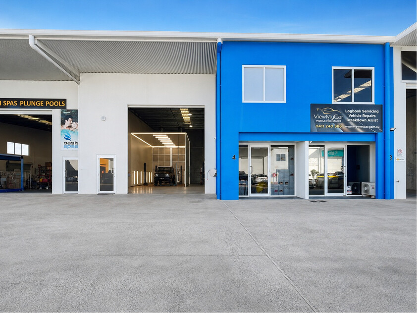 INDUSTRIAL WAREHOUSE - 206M2 WITH HIGH CLEARANCE CEILINGS & ROLLER DOOR