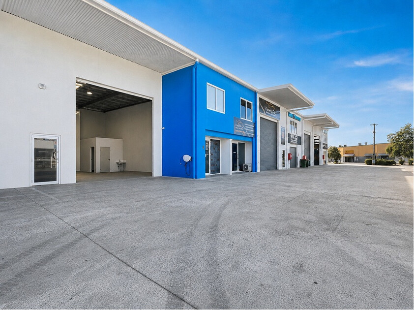 INDUSTRIAL WAREHOUSE - 206M2 WITH HIGH CLEARANCE CEILINGS & ROLLER DOOR