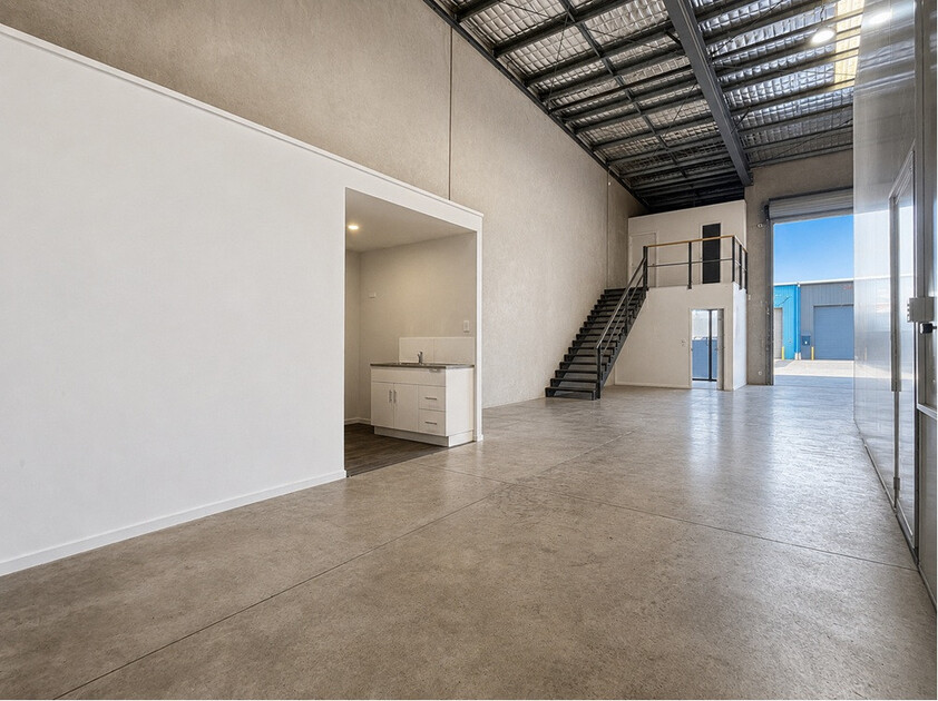 INDUSTRIAL WAREHOUSE - 206M2 WITH HIGH CLEARANCE CEILINGS & ROLLER DOOR