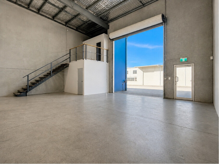 INDUSTRIAL WAREHOUSE - 206M2 WITH HIGH CLEARANCE CEILINGS & ROLLER DOOR