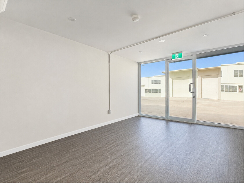 INDUSTRIAL WAREHOUSE - 206M2 WITH HIGH CLEARANCE CEILINGS & ROLLER DOOR