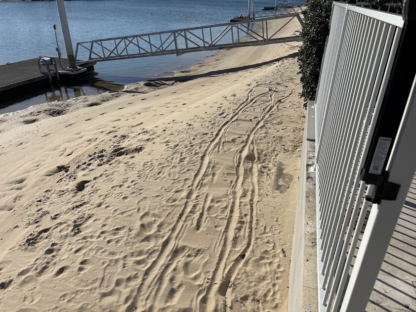 Tallebudgera magic - 20 metre sandy beach, pool, deck and pontoon in fully renovated 4 bedroom home