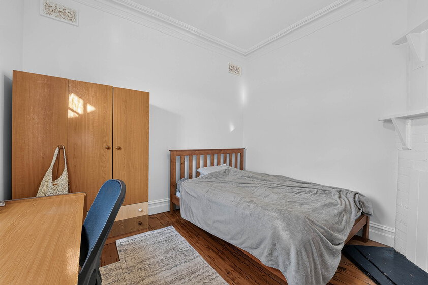 HIGH-YIELD INVESTMENT OR YOUR OWN MASTERPIECE 7 BED, 3 BATH, 3 KITCHEN NEAR PRESTON STATION