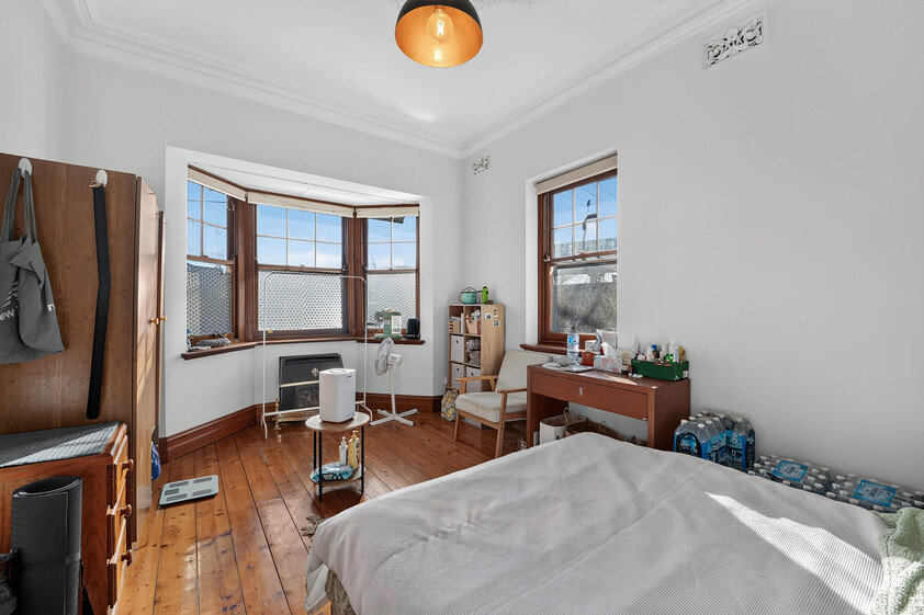 HIGH-YIELD INVESTMENT OR YOUR OWN MASTERPIECE 7 BED, 3 BATH, 3 KITCHEN NEAR PRESTON STATION