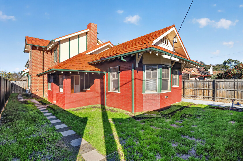 HIGH-YIELD INVESTMENT OR YOUR OWN MASTERPIECE 7 BED, 3 BATH, 3 KITCHEN NEAR PRESTON STATION