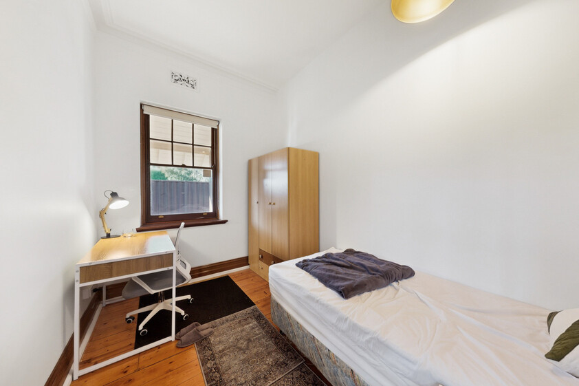 HIGH-YIELD INVESTMENT OR YOUR OWN MASTERPIECE 7 BED, 3 BATH, 3 KITCHEN NEAR PRESTON STATION