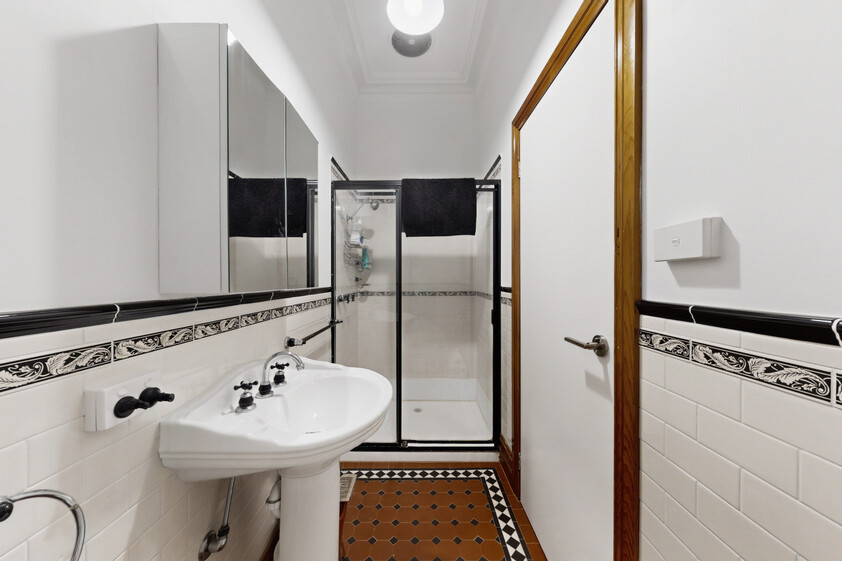 HIGH-YIELD INVESTMENT OR YOUR OWN MASTERPIECE 7 BED, 3 BATH, 3 KITCHEN NEAR PRESTON STATION