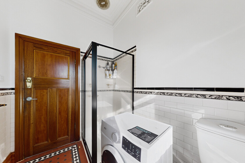 HIGH-YIELD INVESTMENT OR YOUR OWN MASTERPIECE 7 BED, 3 BATH, 3 KITCHEN NEAR PRESTON STATION