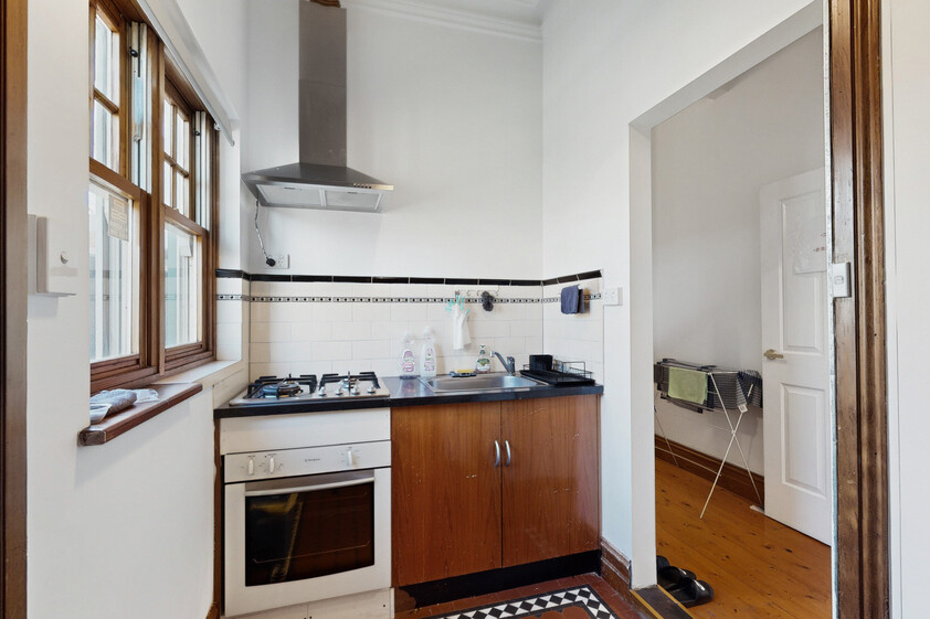 HIGH-YIELD INVESTMENT OR YOUR OWN MASTERPIECE 7 BED, 3 BATH, 3 KITCHEN NEAR PRESTON STATION