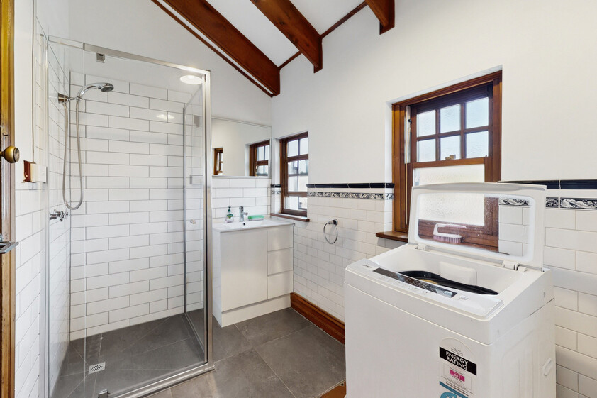 HIGH-YIELD INVESTMENT OR YOUR OWN MASTERPIECE 7 BED, 3 BATH, 3 KITCHEN NEAR PRESTON STATION