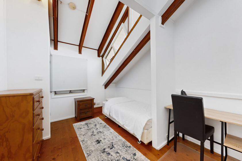 HIGH-YIELD INVESTMENT OR YOUR OWN MASTERPIECE 7 BED, 3 BATH, 3 KITCHEN NEAR PRESTON STATION