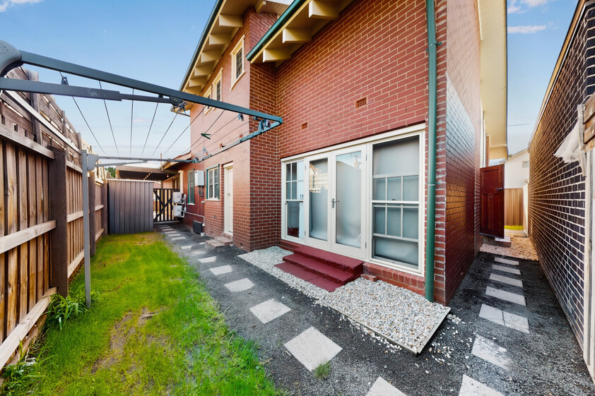 HIGH-YIELD INVESTMENT OR YOUR OWN MASTERPIECE 7 BED, 3 BATH, 3 KITCHEN NEAR PRESTON STATION