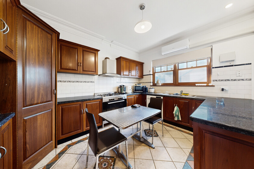 HIGH-YIELD INVESTMENT OR YOUR OWN MASTERPIECE 7 BED, 3 BATH, 3 KITCHEN NEAR PRESTON STATION