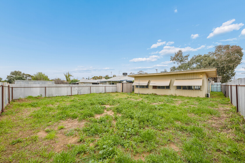 WALK TO IRYMPLE SHOPPING COMFORTABLE 3-BEDROOM HOME WITH GREAT OUTDOOR LIVING