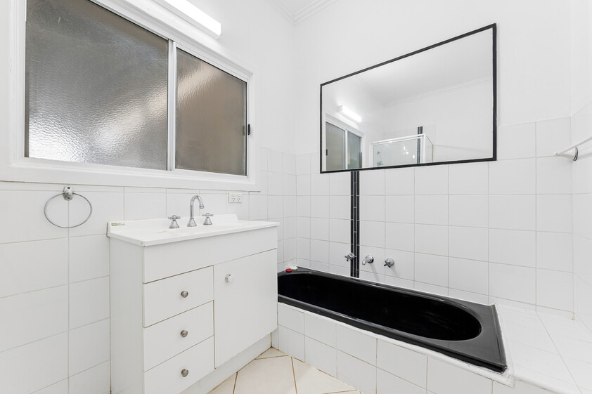 WALK TO IRYMPLE SHOPPING COMFORTABLE 3-BEDROOM HOME WITH GREAT OUTDOOR LIVING