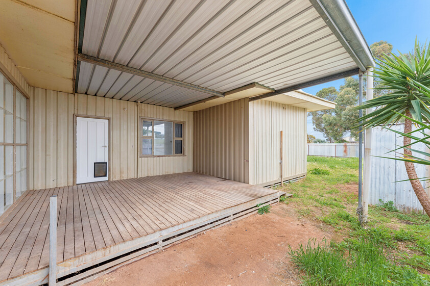 WALK TO IRYMPLE SHOPPING COMFORTABLE 3-BEDROOM HOME WITH GREAT OUTDOOR LIVING