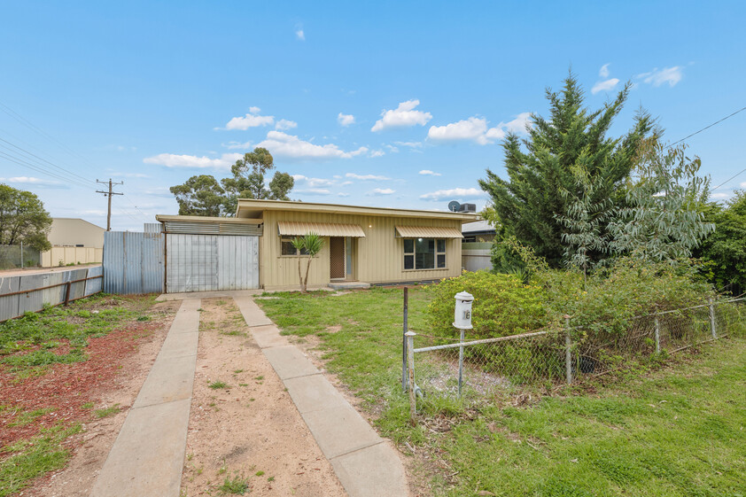 WALK TO IRYMPLE SHOPPING COMFORTABLE 3-BEDROOM HOME WITH GREAT OUTDOOR LIVING