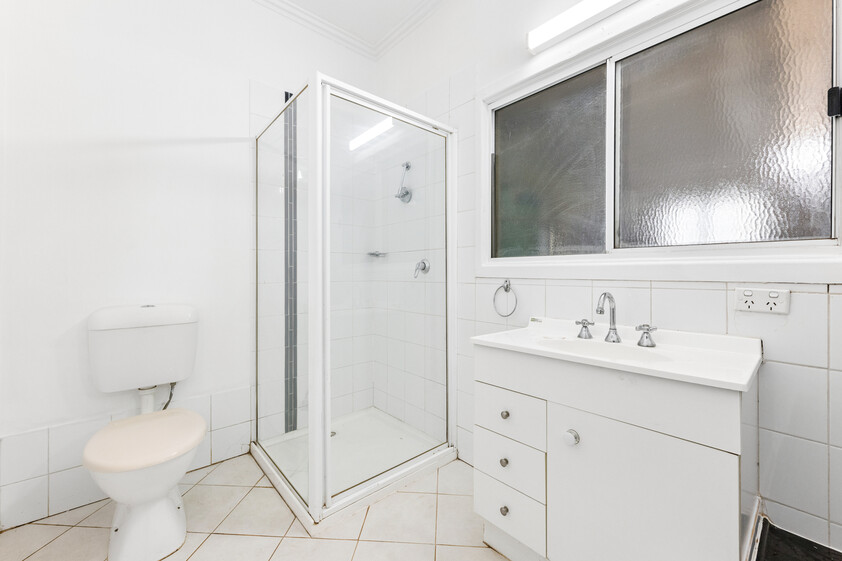 WALK TO IRYMPLE SHOPPING COMFORTABLE 3-BEDROOM HOME WITH GREAT OUTDOOR LIVING