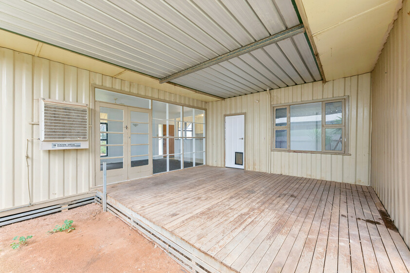 WALK TO IRYMPLE SHOPPING COMFORTABLE 3-BEDROOM HOME WITH GREAT OUTDOOR LIVING