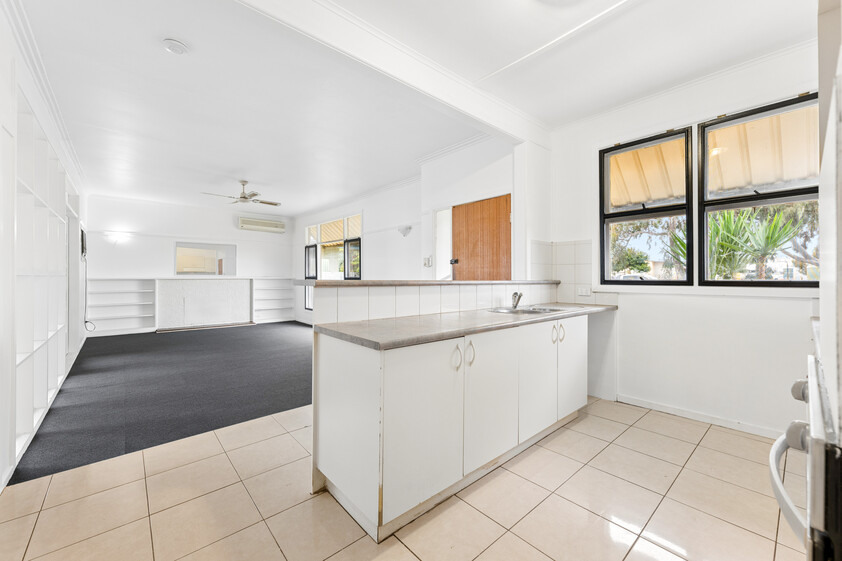 WALK TO IRYMPLE SHOPPING COMFORTABLE 3-BEDROOM HOME WITH GREAT OUTDOOR LIVING